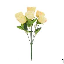 Kytica umelých ruží v mixe farieb.