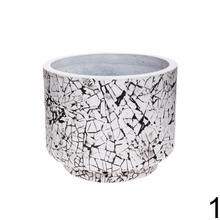 Čierny a biely keramický obal na kvetináč s prasklinami.