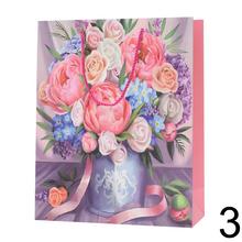 Darčeková taška s kyticou ružových kvetov.