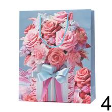 Darčeková taška s kyticou ružových kvetov.