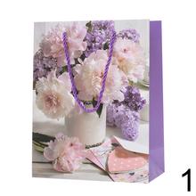 Darčeková taška s kvetinovým motívom.