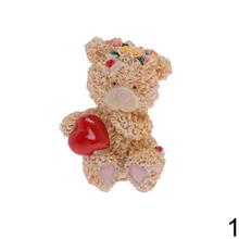 Keramický medvedík so srdiečkom a kvetinou.