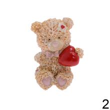 Keramický medvedík so srdiečkom a kvetinou.