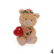 Keramický medvedík so srdiečkom a kvetinou.