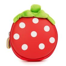 Kľúčenka v tvare jahody s bielymi bodkami.