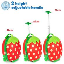 Kufor Boppi Tiny Trekker v tvare jahody.