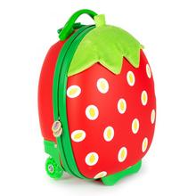 Kufor Boppi Tiny Trekker v tvare jahody.