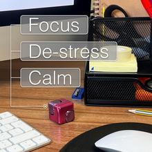 Kocka Spinner Cube v ružovej a fialovej farbe.