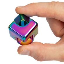 Kocka Spinner Cube v metalíze s viacerými farbami.
