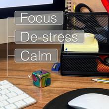 Kocka Spinner Cube v metalíze s viacerými farbami.