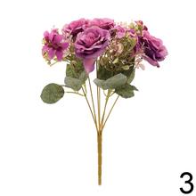 Kytica umelých ruží a drobných kvetov v mixe.