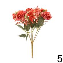 Kytica umelých ruží a drobných kvetov v mixe.