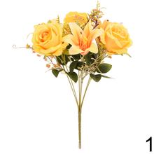 Kytica umelých kvetov s ružami a ľaliami v žltých a ružových odtieňoch.