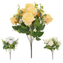 Kytica umelých ruží v mixe farieb a zelene.