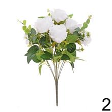 Kytica umelých ruží v mixe farieb a zelene.