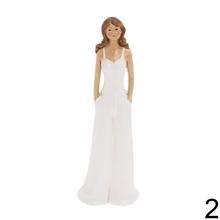 Figúrky žien v bielych šatách.