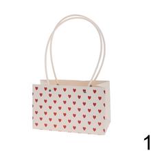 Taška srdce s červenými a ružovými srdiečkami.