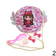 Kozmetická kruhová kabelka s trblietavými flitrami a obrázkom dievčaťa.