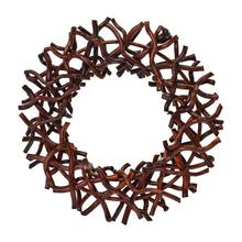 Sivý veniec z dreva s rozmermi 40x7 cm.