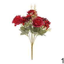 Kytica umelých ruží a drobných kvetov v mixe.