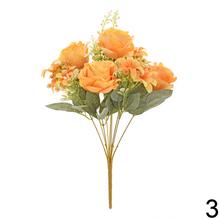 Kytica umelých ruží a drobných kvetov v mixe.