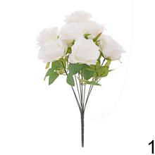 Kytica umelých ruží v mixe farieb a zelene.