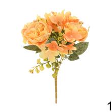 Kytica umelých kvetov s anglickými ružami a hortenziou.