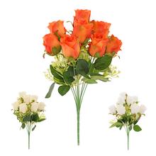 Kytica umelých ruží s drobnými kvetmi a zeleňou, mix farieb.