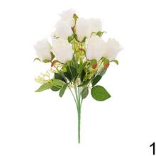 Kytica umelých ruží s drobnými kvetmi a zeleňou, mix farieb.