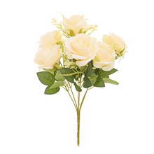 Kytica umelých ruží so zelenými listami, mix farieb.