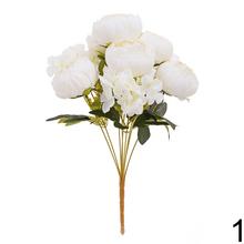 Umelá kytica pivoniek a hortenzíí v bielej farbe.