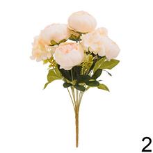 Umelá kytica pivoniek a hortenzíí v bielej farbe.