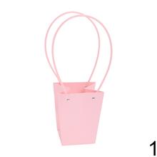 Rôzne farebné tašky na kvety s dlhými uchami.