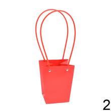 Rôzne farebné tašky na kvety s dlhými uchami.