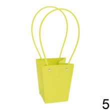 Rôzne farebné tašky na kvety s dlhými uchami.