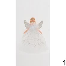 Biely anjel s krídlami a ozdobným šatom.