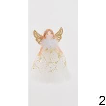 Biely anjel s krídlami a ozdobným šatom.