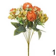 Kytica umelých kvetov s ružami, hortenzijami a drobnými kvetmi.