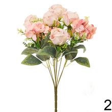 Kytica umelých kvetov s ružami, hortenzijami a drobnými kvetmi.