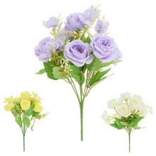 Kytica umelých ruží a drobných kvetov v mixe.