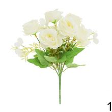 Kytica umelých ruží a drobných kvetov v mixe.