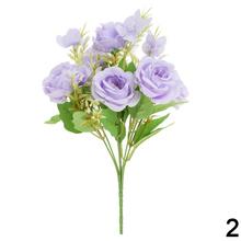 Kytica umelých ruží a drobných kvetov v mixe.