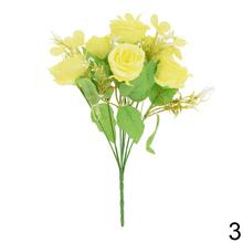 Kytica umelých ruží a drobných kvetov v mixe.