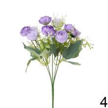 Kytica ranunculus so zelenými listami, mix farieb.