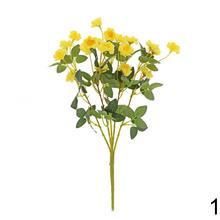 Kytica drobných kvetov v mixe farieb a zelene.