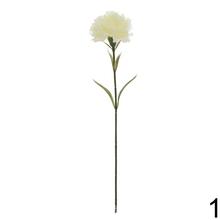 Miešané umelé karafiáty v troch farbách.