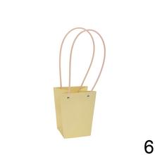 Rôzne farebné tašky na kvety s dlhými uchami.