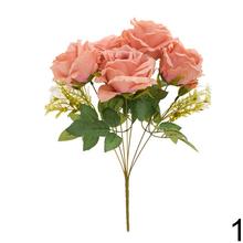 Kytica umelých ruží v pastelových farbách.