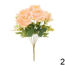 Kytica umelých ruží v pastelových farbách.