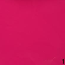 Ružová darčeková taška s kvetinovým aranžmánom.